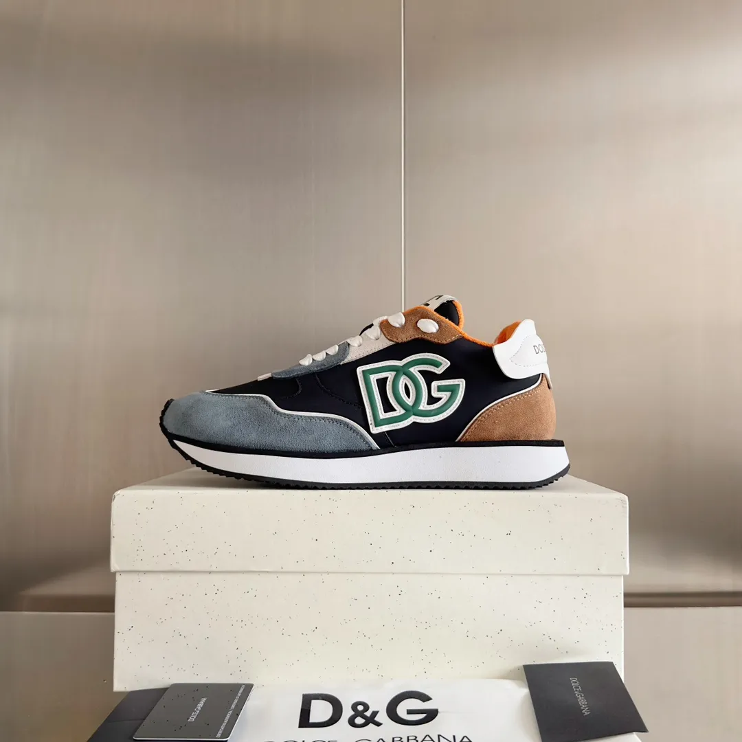 Factory P440💰D&G's latest Cushion series casual sports shoes, dad shoes, running shoes, original purchase and development, production, handmade, but always looking to the future. The new Cushion sneakers feature a two-tone suede upper accented by a mesh contrasting printed DG cross logo on the side. The lightweight, grippy rubber outsole adopts an innovative design to provide excellent performance, and the jacquard label adds timeless style. Exquisite packaging at the delivery counter🛍📦 ▪️ Fabric: Original custom-made first-layer cowhide ▪️ Lining: Original custom-made breathable towel lining ▪️ Sole: Original open-molded rubber material ▪️ Bottom thickness: 3.5CM ▪️ Size: Men's 38-45